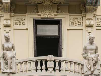 Il suddetto ballatoio, con il suo andamento semicircolare, unisce ai capi due statue a grandezza umana realizzate da Luigi Colonna...
